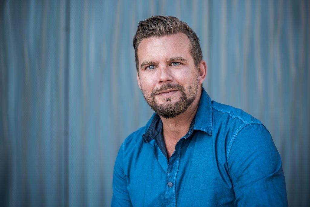 Felix Schultze, Gründer von SprungZeit, im blauen Hemd
