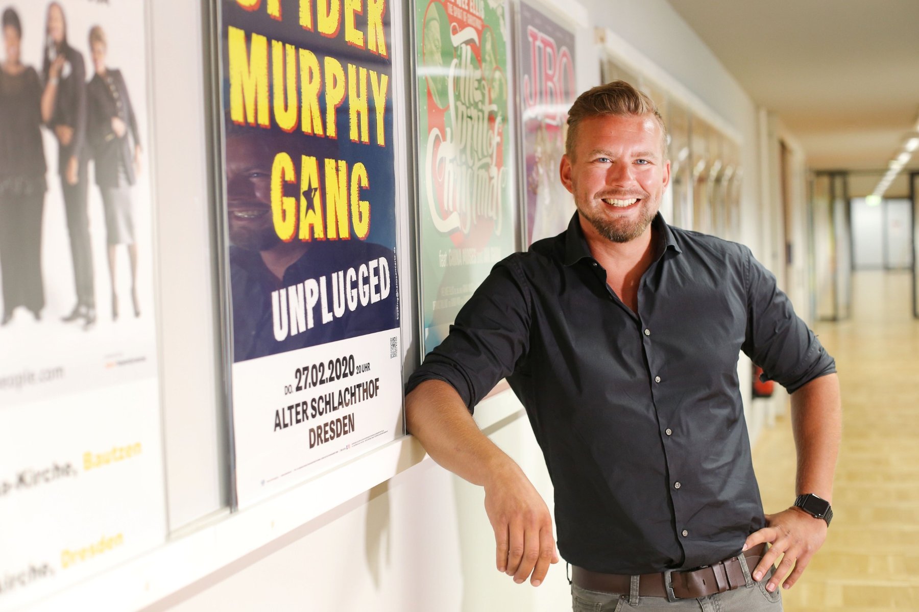 Felix Schultze im Umfeld von Veranstaltungsplakaten